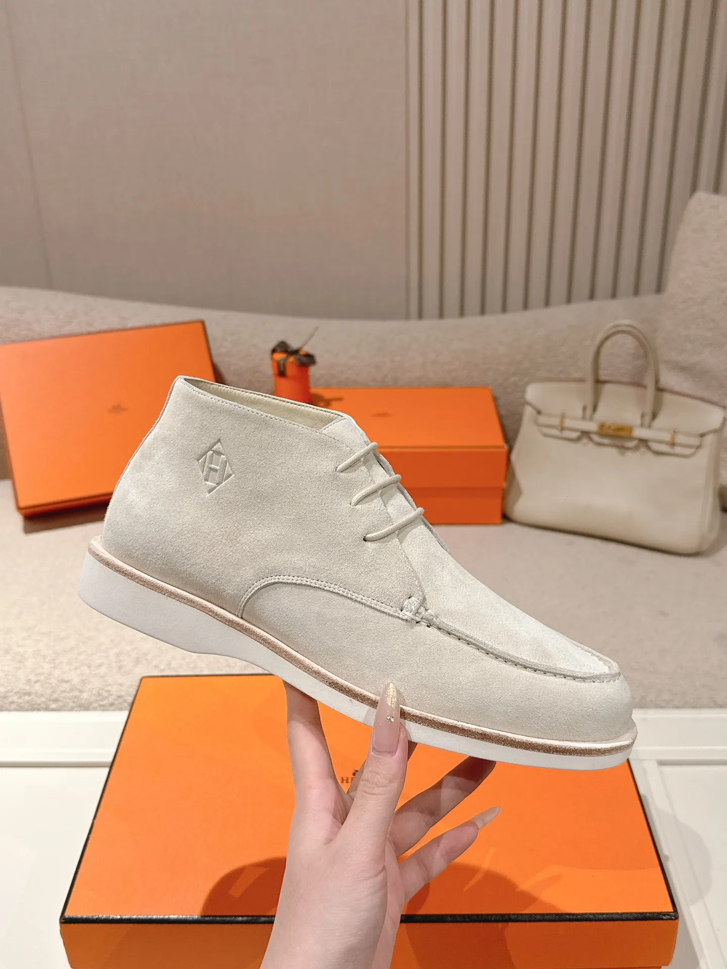 Men's Men's Shoes 660💰 Hermes men's size #26ss calfskin derby shoes, decorated with signature "H Diamant" details for a stylish and casual style. Fabric: Cow suede Lining: Mixed sheep lining Outsole: Genuine leather welt + original TPU Bottom thickness: 3CM Code number: 39-45 (customized at 46.47)